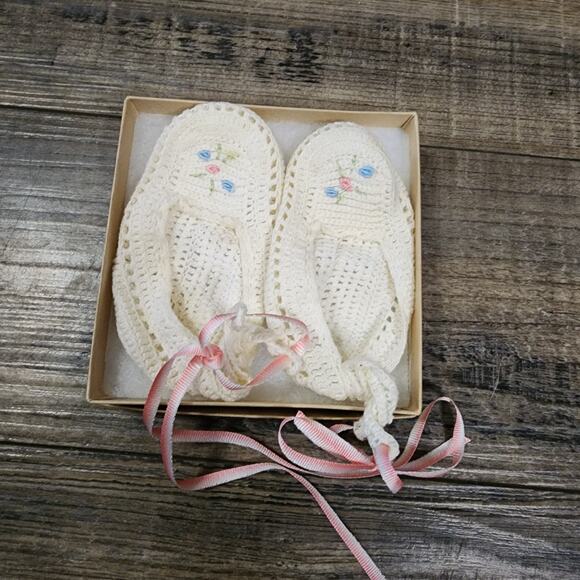 Crocheted baby girl shoes CC - Picture 1 of 4